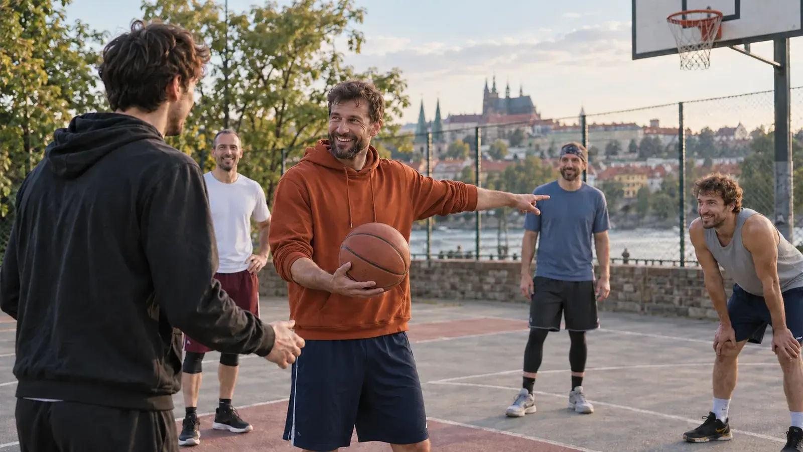 Rekreační basketbalisté vítají nového spoluhráče na venkovním hřišti.